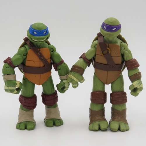 Pair of Ninja Turtles figurines - 2012 Viacom - No weapons