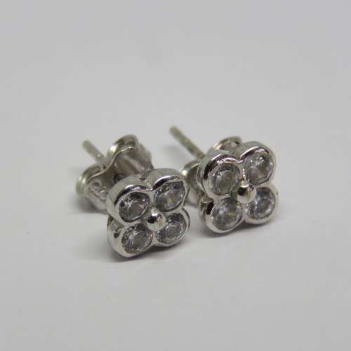 9kt white gold earrings with Cubic Zirconias - Weighs 1,5 grams
