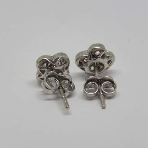 9kt white gold earrings with Cubic Zirconias - Weighs 1,5 grams
