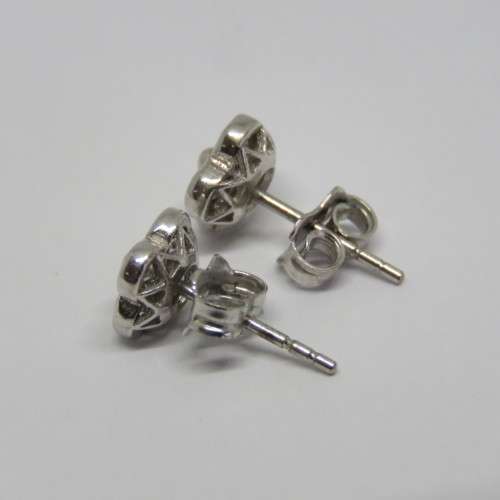 9kt white gold earrings with Cubic Zirconias - Weighs 1,5 grams