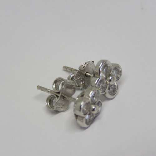 9kt white gold earrings with Cubic Zirconias - Weighs 1,5 grams