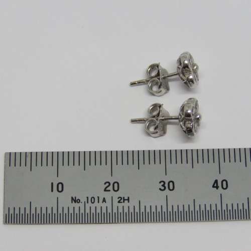 9kt white gold earrings with Cubic Zirconias - Weighs 1,5 grams