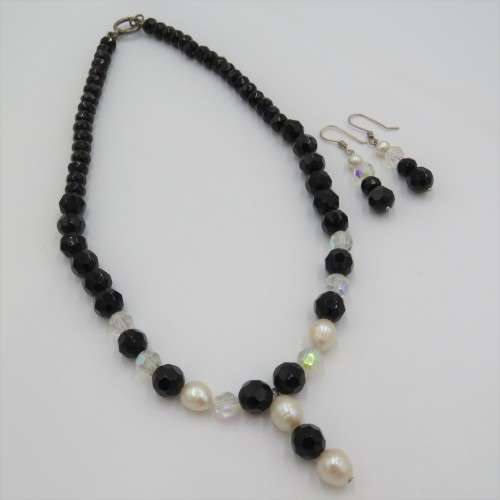 Black bead necklace with pearls and crystals - Possibly Jet - With earrings - Necklace length 48 cm