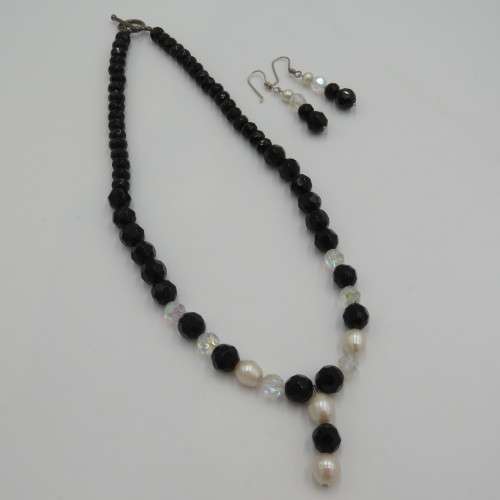 Black bead necklace with pearls and crystals - Possibly Jet - With earrings - Necklace length 48 cm