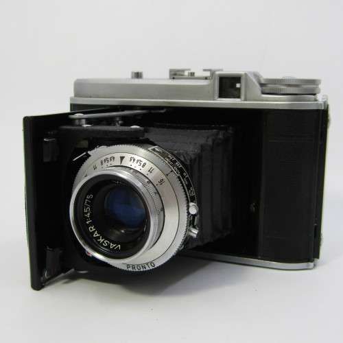 Viogtlander Pronto with Vaskar lens in leather pouch - excellent condition