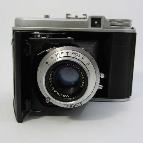 Viogtlander Pronto with Vaskar lens in leather pouch - excellent condition