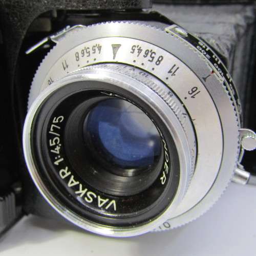 Viogtlander Pronto with Vaskar lens in leather pouch - excellent condition