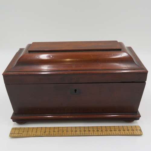 Antique 19th century Mahogany and Rosewood tea caddy - One corner chipped