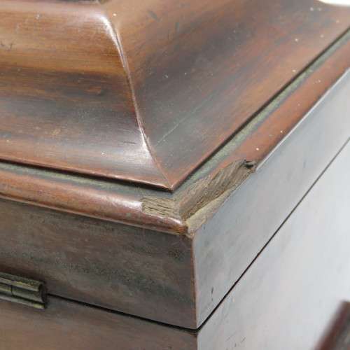 Antique 19th century Mahogany and Rosewood tea caddy - One corner chipped