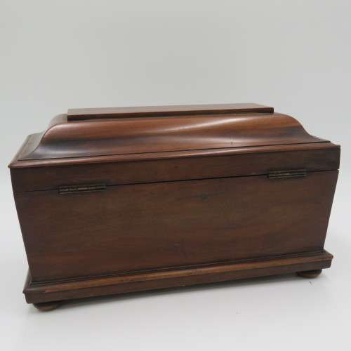 Antique 19th century Mahogany and Rosewood tea caddy - One corner chipped