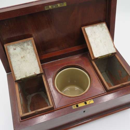 Antique 19th century Mahogany and Rosewood tea caddy - One corner chipped
