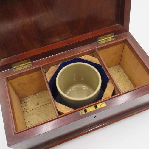 Antique 19th century Mahogany and Rosewood tea caddy - One corner chipped