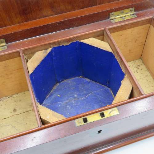 Antique 19th century Mahogany and Rosewood tea caddy - One corner chipped