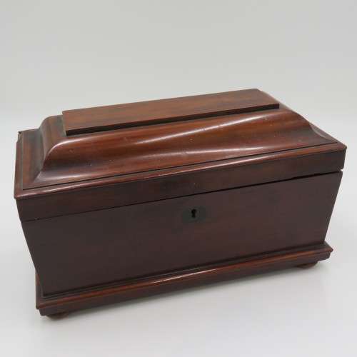 Antique 19th century Mahogany and Rosewood tea caddy - One corner chipped