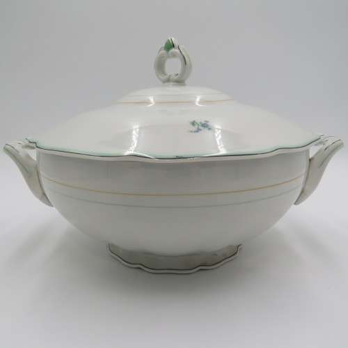 Beautiful porcelain soup tureen with lid - Small glazing chips on lid - Unclear makers mark