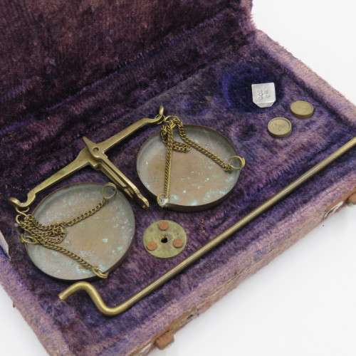 Antique brass pocket balancing scale in case - Some pieces missing