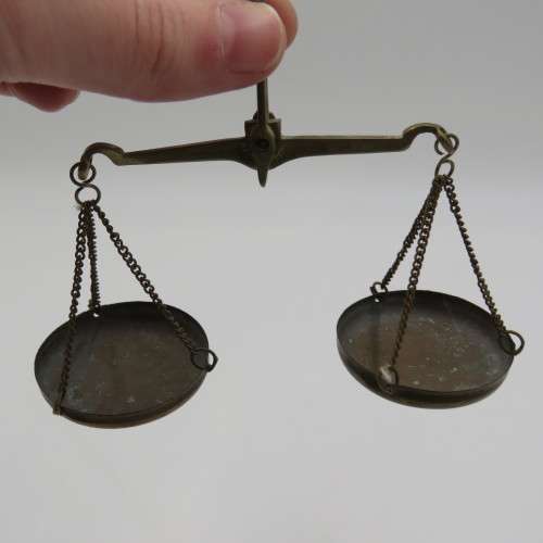 Antique brass pocket balancing scale in case - Some pieces missing