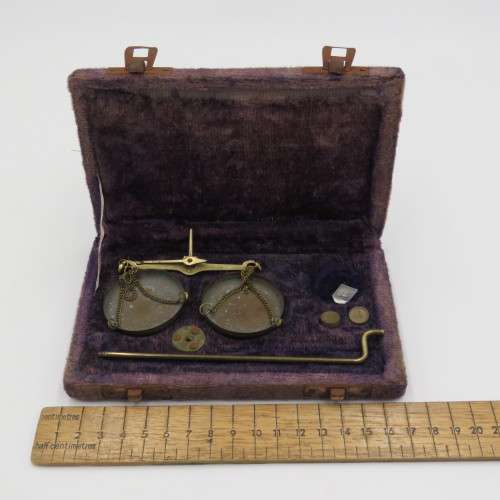 Antique brass pocket balancing scale in case - Some pieces missing