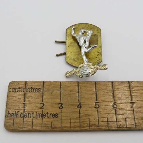 Royal Corps of Signals cap badge - No crown