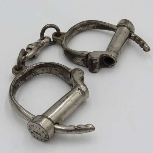 Pair of vintage hand cuffs - No key