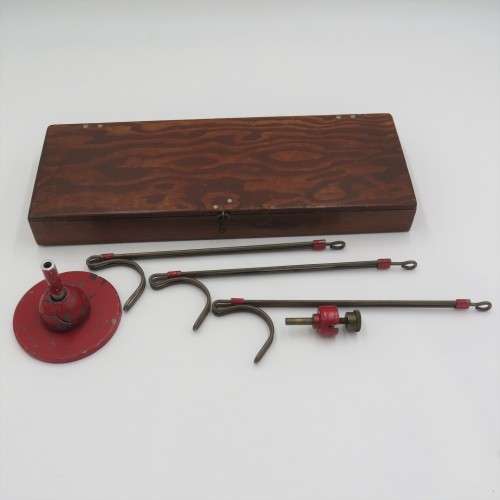 Antique Portable wool winder in wooden case - Foot piece cracked