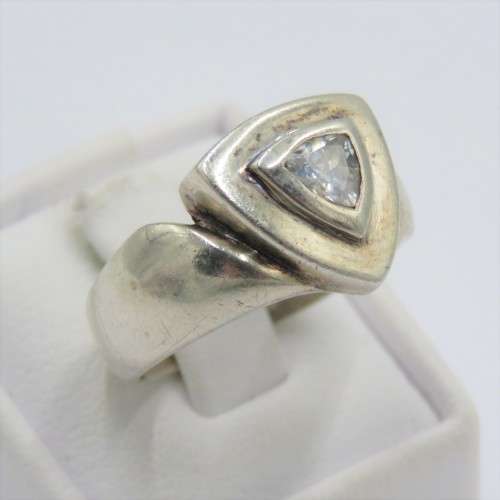 Sterling silver ring with trillion cut glass stone - Weighs 7,1 g - Size O