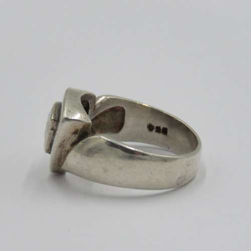 Sterling silver ring with trillion cut glass stone - Weighs 7,1 g - Size O