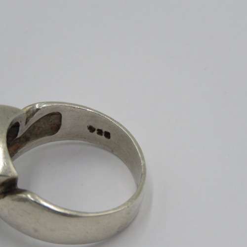 Sterling silver ring with trillion cut glass stone - Weighs 7,1 g - Size O
