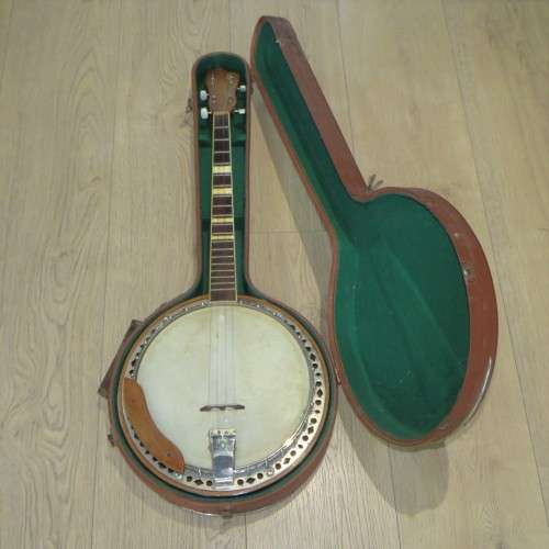 Vintage Banjo in case - Some clips missing - But still working - Length 91 cm