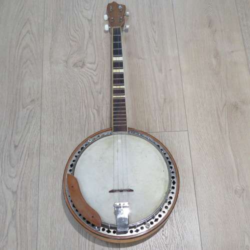 Vintage Banjo in case - Some clips missing - But still working - Length 91 cm