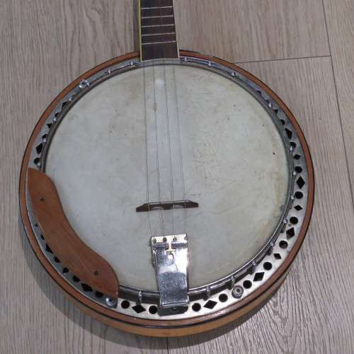 Vintage Banjo in case - Some clips missing - But still working - Length 91 cm