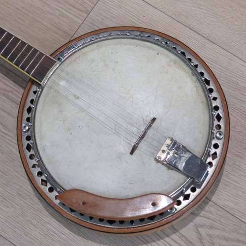 Vintage Banjo in case - Some clips missing - But still working - Length 91 cm