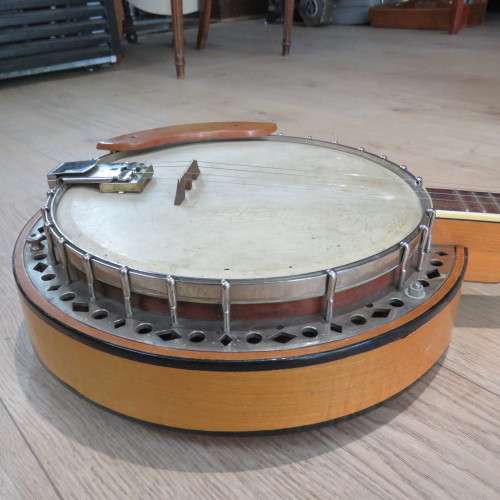 Vintage Banjo in case - Some clips missing - But still working - Length 91 cm