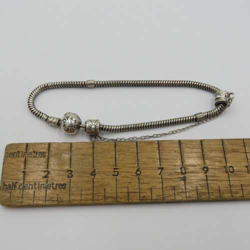 Sterling silver Pandora charm bracelet - Weighs 13,5 g - Length 22 cm