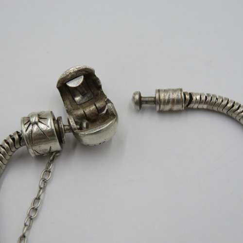 Sterling silver Pandora charm bracelet - Weighs 13,5 g - Length 22 cm