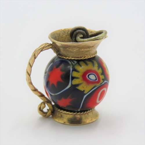 9kt Gold pitcher pendant with glass bead - Weighs 7,0 grams