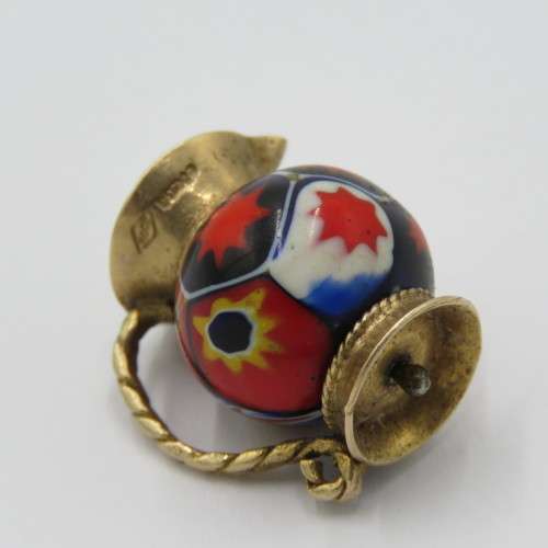 9kt Gold pitcher pendant with glass bead - Weighs 7,0 grams