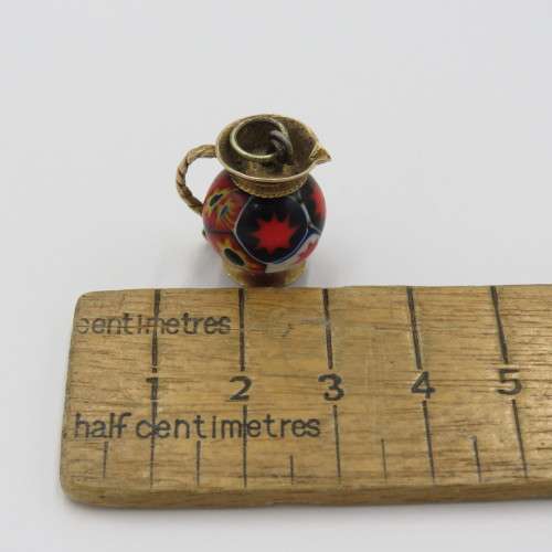 9kt Gold pitcher pendant with glass bead - Weighs 7,0 grams
