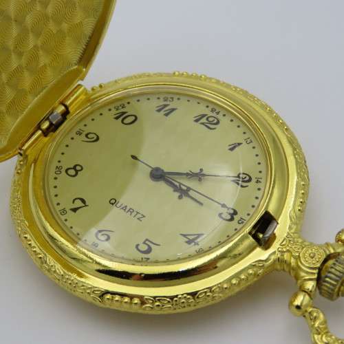 Full hunter quartz pocketwatch with Pope design - Needs battery