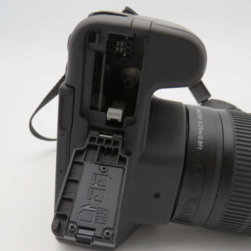 Canon EOS 200D digital camera with 18-55mm lens - in Canon pouch - Needs battery