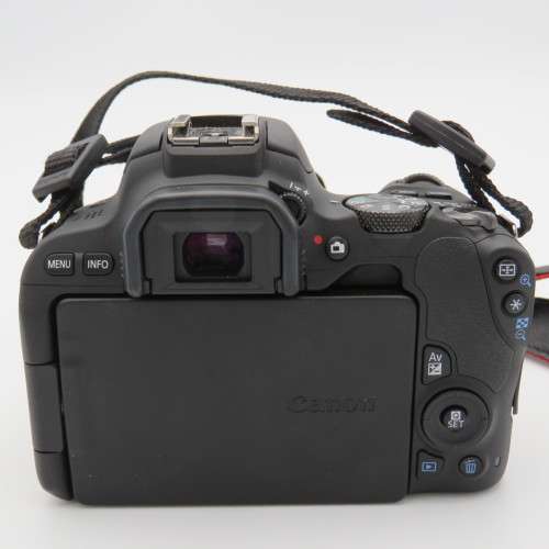 Canon EOS 200D digital camera with 18-55mm lens - in Canon pouch - Needs battery