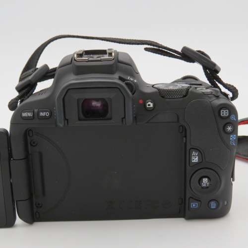 Canon EOS 200D digital camera with 18-55mm lens - in Canon pouch - Needs battery
