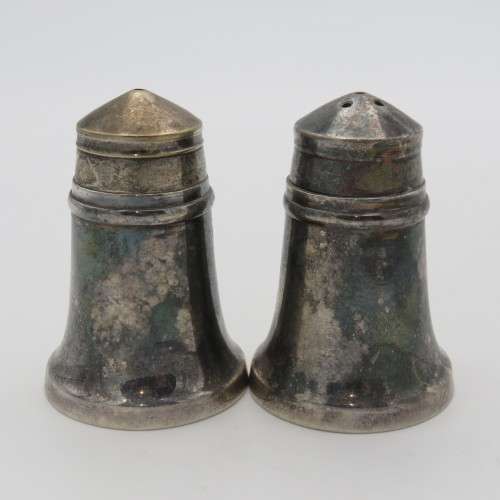 Set of salt and pepper shakers - Silverplated