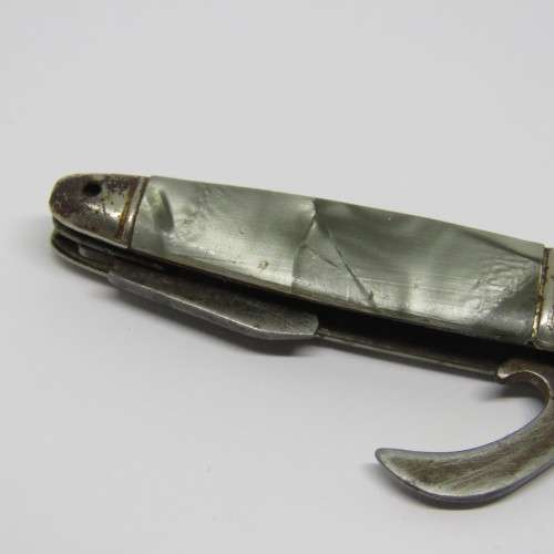 Vintage Richards mini pocket knife with opener and screwdriver