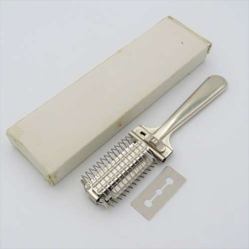 Mens hair cutting comb in box with extra razor blade