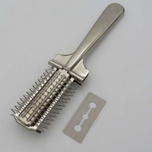 Mens hair cutting comb in box with extra razor blade