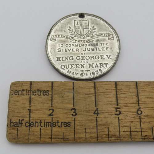 King George V and Queen Mary silver jubilee 1935 commemoration medallion