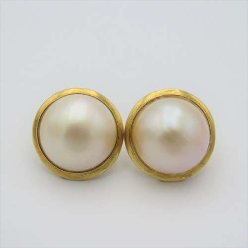 9kt Gold Mabe pearl earrings - Weighs 4,3 grams