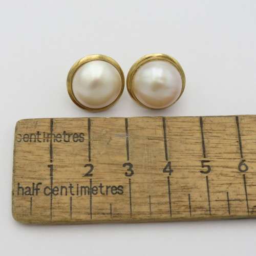 9kt Gold Mabe pearl earrings - Weighs 4,3 grams