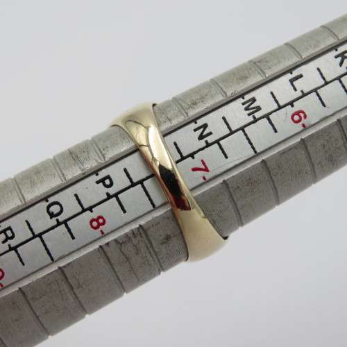 9kt Gold ring with diamond - appr. 0,40ct in total - Weighs 4,1 grams - Size O